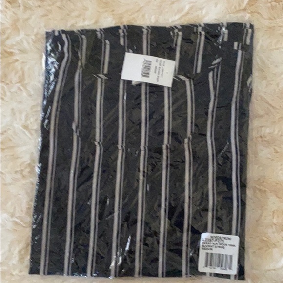 Loveappella Easy Scoop Neck Tank Top Size Medium - Picture 3 of 4